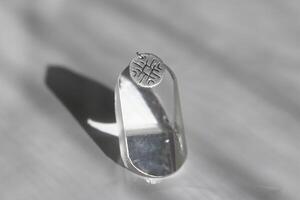 elegante plata paz símbolo colgante en blanco antecedentes ideal para todos los días vestir y regalos. hecho a mano joyas. foto