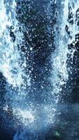 dinámica agua salpicaduras debajo majestuoso cascada, creando un impresionante escena video