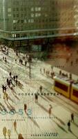 explorando urbano vida e dados integração no meio a agitação do uma ocupado cidade quadrado video
