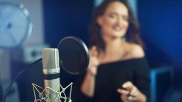 professionnel microphone dans le enregistrement studio. en chantant femme dans le Contexte video