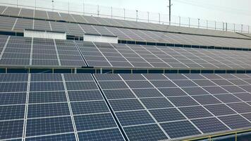 solar energia Fazenda. poder estação. azul solar painéis. fonte do ecológico renovável energia. video