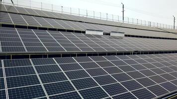solar painéis. poder estação. azul solar painéis. alternativo fonte do eletricidade. solar Fazenda. fonte do ecológico renovável energia. video