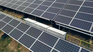 aéreo Visão do solar painéis. fotovoltaico poder fornecem sistemas. solar poder planta.fonte do ecológico renovável energia. video