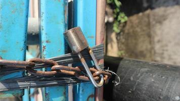 Chain and padlock attached to the pole to secure things. photo
