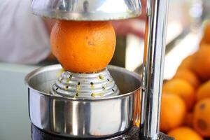 Watch the Freshly Squeezed Orange Juice Machine Working Enthusiastically in Action photo