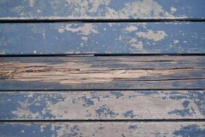 resistido azul de madera tablones con peladura pintar y dañar crear un interesante textura foto