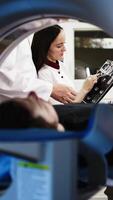 a mri máquina é posicionado dentro uma hospital, exibindo avançado imagem tecnologia. isto essencial equipamento é crucial para detalhado diagnóstico, refletindo a hospital comprometimento para qualidade paciente video