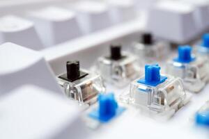 using mechanical keyboard switches with different colors on one keyboard photo