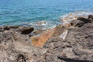Close-up of the stone shore photo