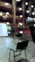 un vide étape avec une microphone et chaises video