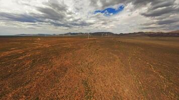 uma vento turbina gira dentro uma campo dentro Austrália, zangão . video
