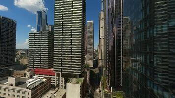 skyskrapor i melbourne, från ett fpv Drönare. företag Centrum i Australien. video