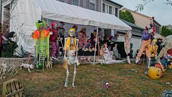 Chicago Illinois 17.10.2024 A detailed Halloween yard display featuring colorful clowns, skeletons, and spooky decorations, creating a festive and eerie atmosphere for trick-or-treaters. video