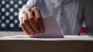 American in doubt about who to vote for in elections photo