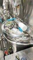 Homogenizer mixer is a machine that is popularly used in the production of skin creams and cosmetics because it can blend the cream thoroughly. Suitable for large and small cosmetics industry. photo