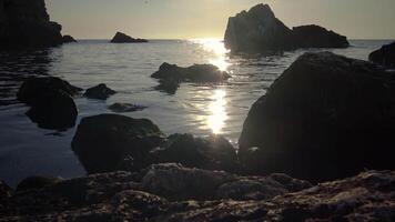 Glare of the setting sun on the water among the rocks near the village of Tyulenovo, Bulgaria video