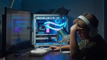a jovem homem estava desanimado de a resultado do a jogos ele teve reproduziu em dele computador às casa dentro a tarde. lento movimento video