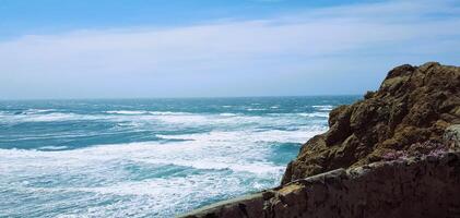 A view of the ocean from a cliff photo
