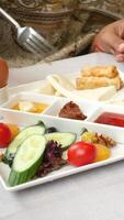 prendre plaisir une délicieux assorti plat rempli avec frais, coloré des légumes et sarriette trempettes video