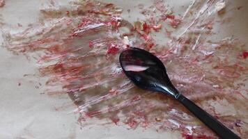 uma jantar superfície dentro total desordem apresentando uma colher no meio vários manchas espalhados todos sobre isto video