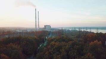 vue de le territoire de le Puissance plante avec Puissance lignes sur le Contexte de le rivière et des arbres. aérien vue video