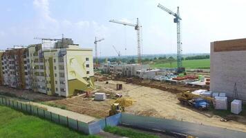 construção do caixas do moderno arranha-céus às a inicial etapa dentro a cidade. aéreo Visão video