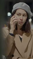 uma contemplativo figura é belas iluminado dentro suave iluminação, criando a elegante atmosfera video