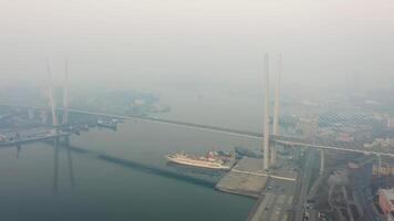 drone vue de le d'or pont et le ville à Aube dans lourd smog video