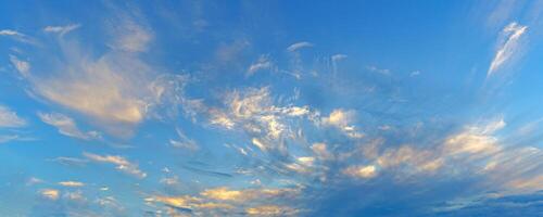 nubes blancas en el cielo azul. foto