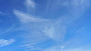 nubes blancas en el cielo azul. foto