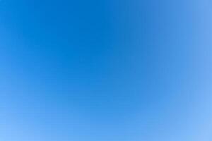 hermosa azul cielo sin nubes en el Mañana o noche usado como natural antecedentes textura en decorativo Arte trabajo foto