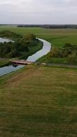 een rivier- en een brug in de midden- van een veld- video