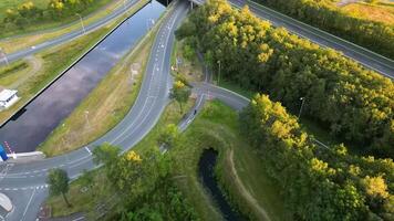 aéreo ver de un autopista con un puente y un la carretera video