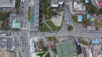 aéreo Visão verticalmente baixa do tráfego às a interseção com tráfego luzes video