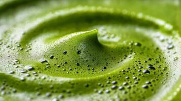 cerca arriba de liso, Fresco verde matcha té espuma con gotas, relacionado a zen y bienestar video