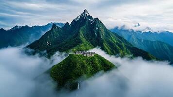aéreo Visão do Machu picchu envolto dentro névoa, destacando viagem e aventura temas video