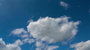 beweging van wolken in de lucht video