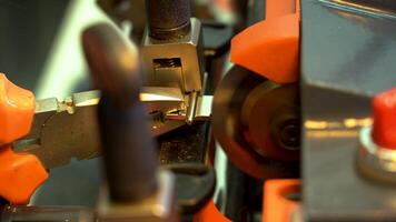 fabbricazione un' duplicare chiave su il macchina video