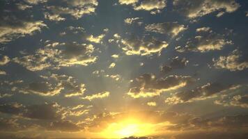 puesta de sol en el cielo con nubes video