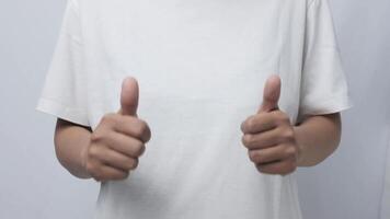 someone who is giving a good reaction with hiw two hand by showing thumbs up video