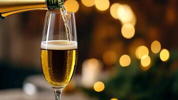 champanhe ser derramado para dentro uma flauta com festivo bokeh luzes, ideal para Novo anos véspera e celebrações video