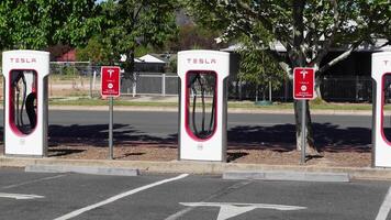 Tesla charger station Supercharger can supply a Model S with up to 270km of range in just 30 minutes. video