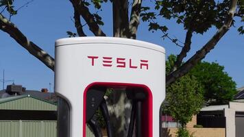 Tesla charger station Supercharger can supply a Model S with up to 270km of range in just 30 minutes. video