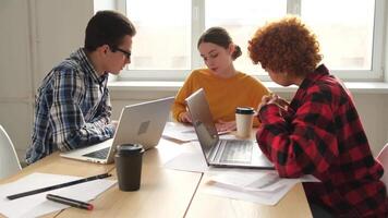 diverso colegas o negócio pessoas trabalhando em escritório. comece o negócio grupo trabalhando Como equipe para encontrar solução para problema. feliz multirracial corporativo profissional equipe discutindo projeto Ideias video