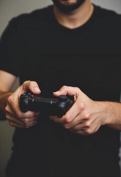 manos agarre un juego de azar controlador durante un intenso juego sesión foto