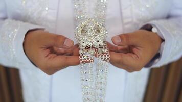 uma noivo dentro uma branco akad terno, exalando charme e graça em dele especial dia. ideal para casamento, cultural, ou moda projetos exibindo amor e comprometimento video