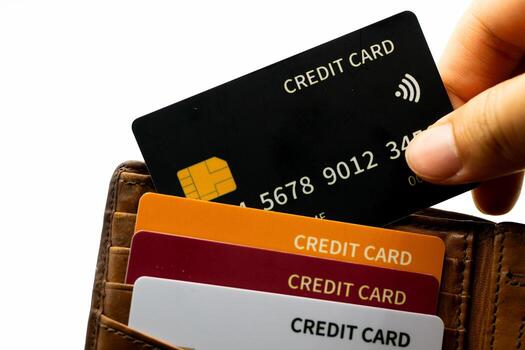 tomando fuera crédito tarjeta desde billetera para comercio electrónico compras gastar y pago foto