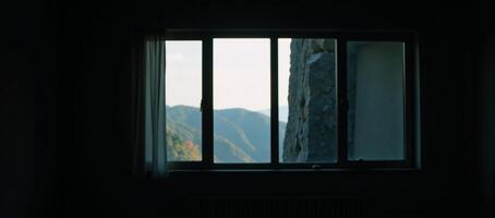 un tenuemente iluminado espacio presentando un grande ventana foto