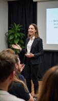 mujer de negocios presentación puesta en marcha idea a aplaudiendo sonriente audiencia durante habla foto