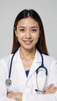 retrato de un joven mujer vestido como un médico profesional con un visible estetoscopio foto